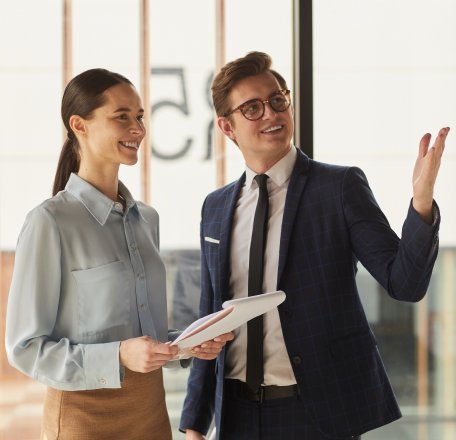 Agente inmobiliario mostrando una propiedad comercial a posibles compradores, destacando el asesoramiento especializado.